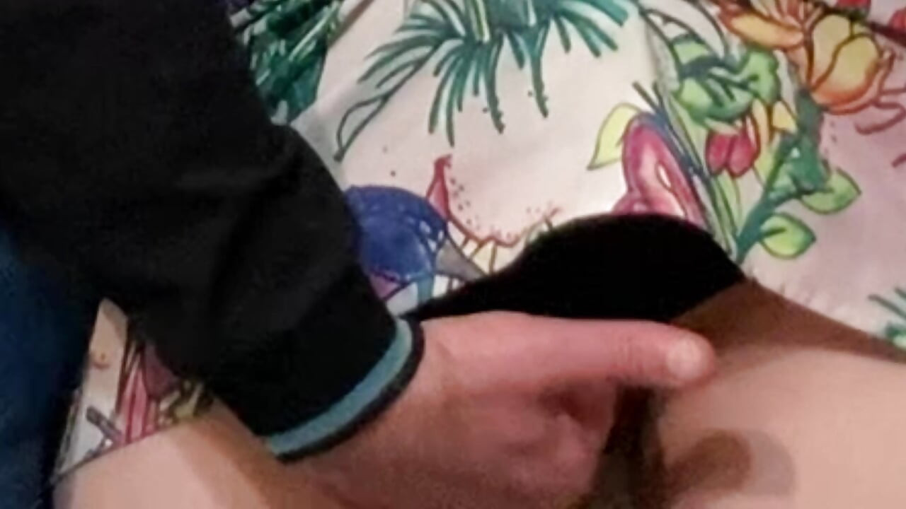 Un străin real freacă pizda roz perfectă în metrou