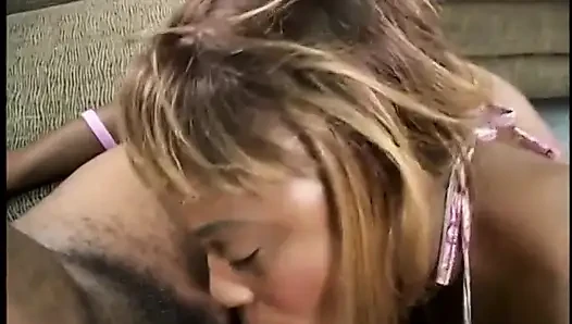 Coco pink si cewek cantik kulit hitam lagi asik ngocok kontol besarnya pakai kontol besar