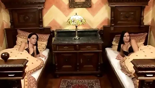 Aksi hot lesbian dua tante seksi yang saling jilat memek satu sama lain di ruangan 69