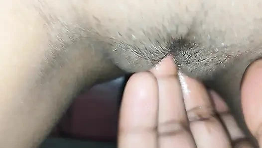 Dia menjilat vagina pacarnya dan memakan krimnya dan menidurinya duduk di kursi.