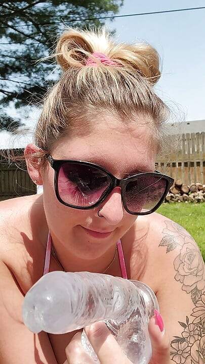 Esposa Caliente Lexi Love Se Masturba En El Patio Mientras El Vecino Está Afuera!