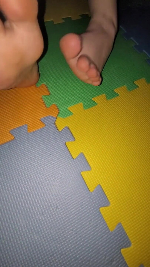 Die süßen kleinen füße der ehefrau