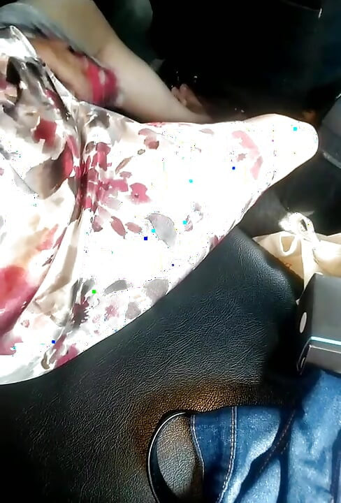 Satin flower lagi asik masturbasi pakai gaun seksi