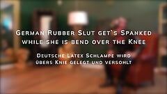 A német gumiribancot elfenekelik, miközben térdre hajol