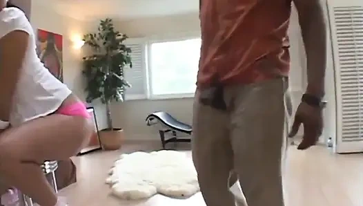 Bu büyük siyah yarak küçük amcığı için çok büyük