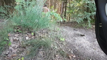 Spritzen nackt im Wald