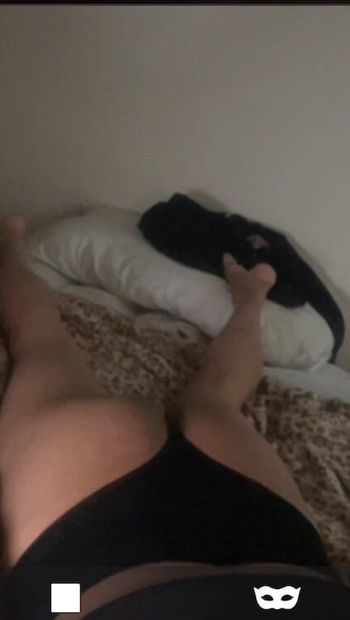 गंदी बहिन अपने लंड को स्ट्रोक करने वाले बूढ़े पुरुषों के लिए फ्लिंगस्टर पर दिखा रही है