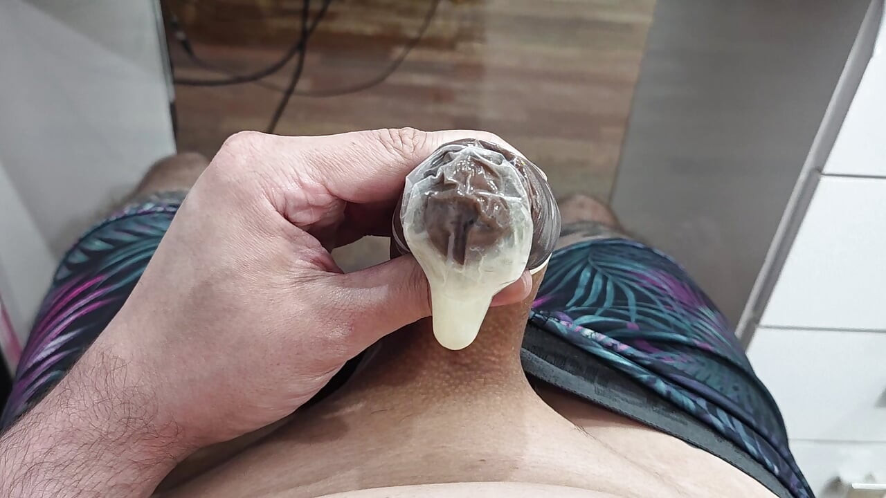 PUNJENJE KONDOMA MLIJEKOM