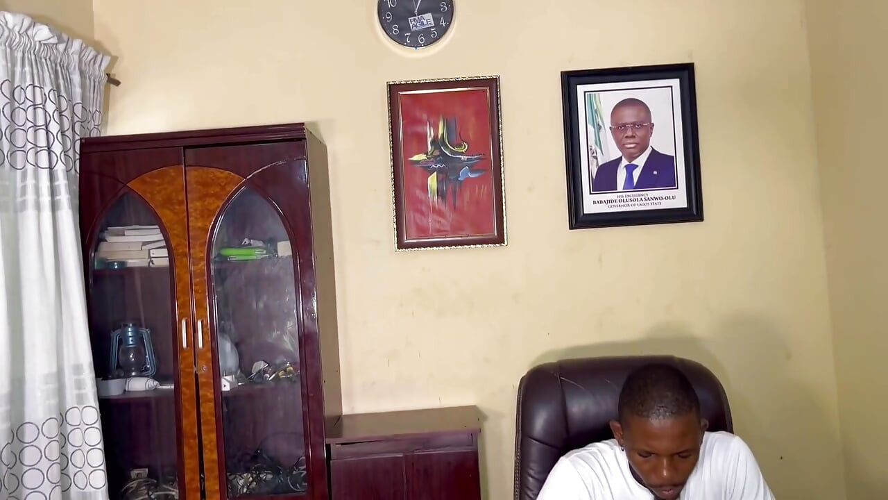 사무실 청소할 때 새 청소기를 따먹어