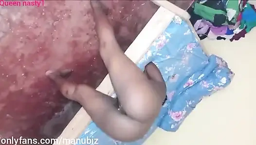 Босса с большой задницей хардкорно трахнули раком, а большой хуй паренька гетто трахает жестче