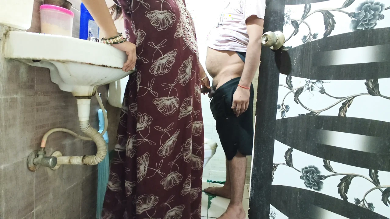 Sister-in-law Made Brother-in-law in Toilet