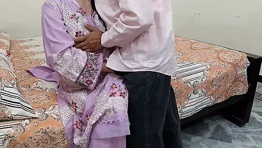 Hintli evli kadın evde yokken kocasını aldatıyor