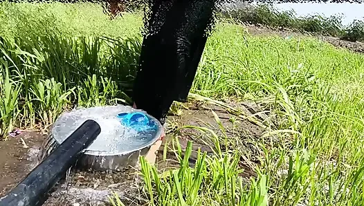 Kheton mein desi sauteli bahan Sadi utaar kar Naha Rahi Hai khula bathroom jungle mein bhabhi Naha rahi hai sasur ji ne deka outdoor Bahhroo