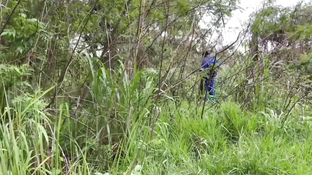 Pekerja melalui taman dan mendapat