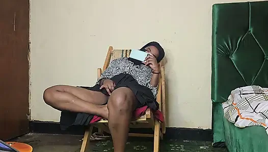 Cewek Kulit Hitam Dengan Tubuh Aduhai Lagi Asik Muasin Memeknya Pakai Air Sampai Banjir