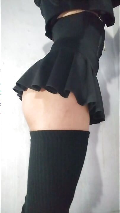 Femboy v minisukni