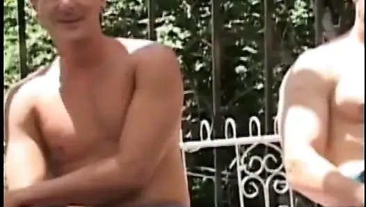 Seksi minyon esmer açık havada kaslı adamlarla grup seks sırasında iki yarağı birden alıyor