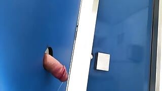 Riskanter öffentlicher Handjob - echtes öffentliches Gloryhole