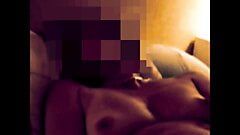 Stiefmutter und Stiefsohn - masturbiert Mutter mit riesigem schwarzem Dildo