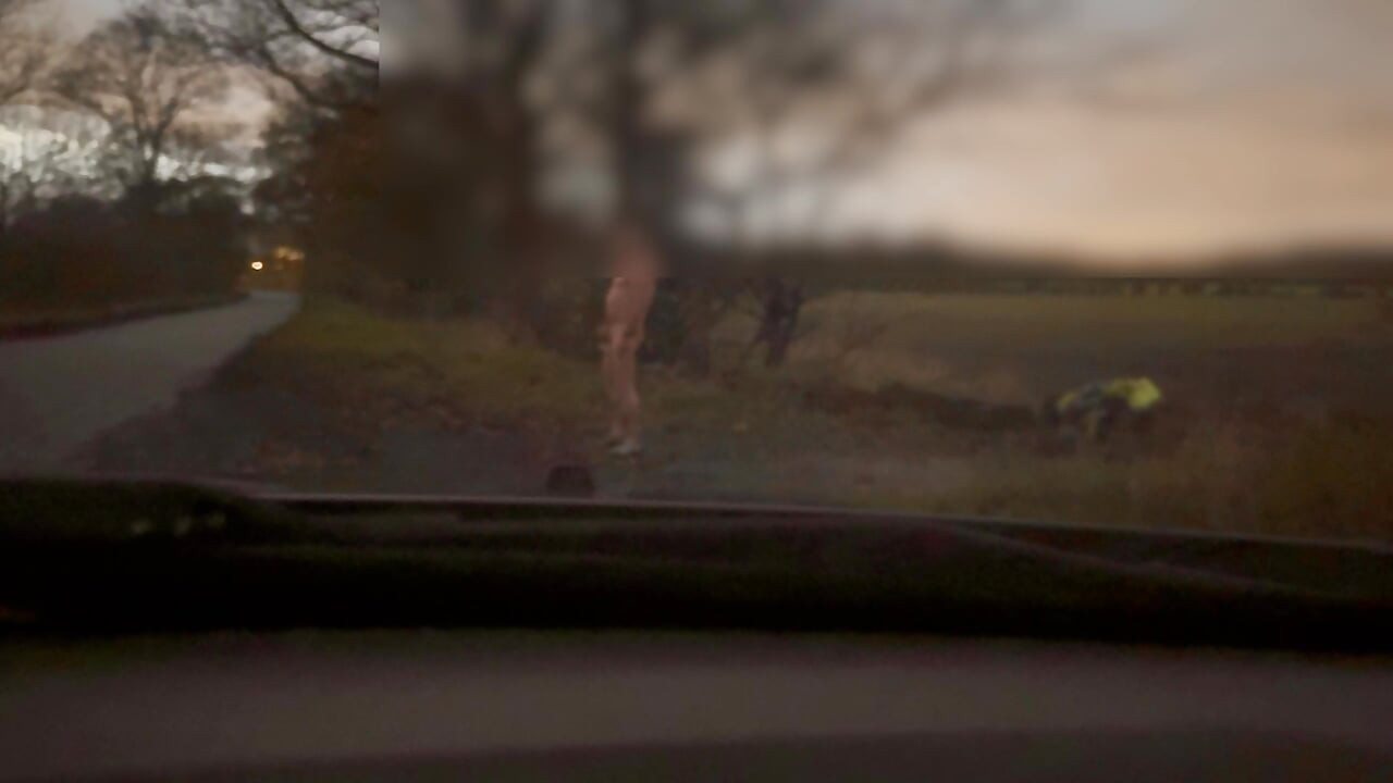 車を長いコートだけのまま置き、通り過ぎる車の間は裸で過ごしていた