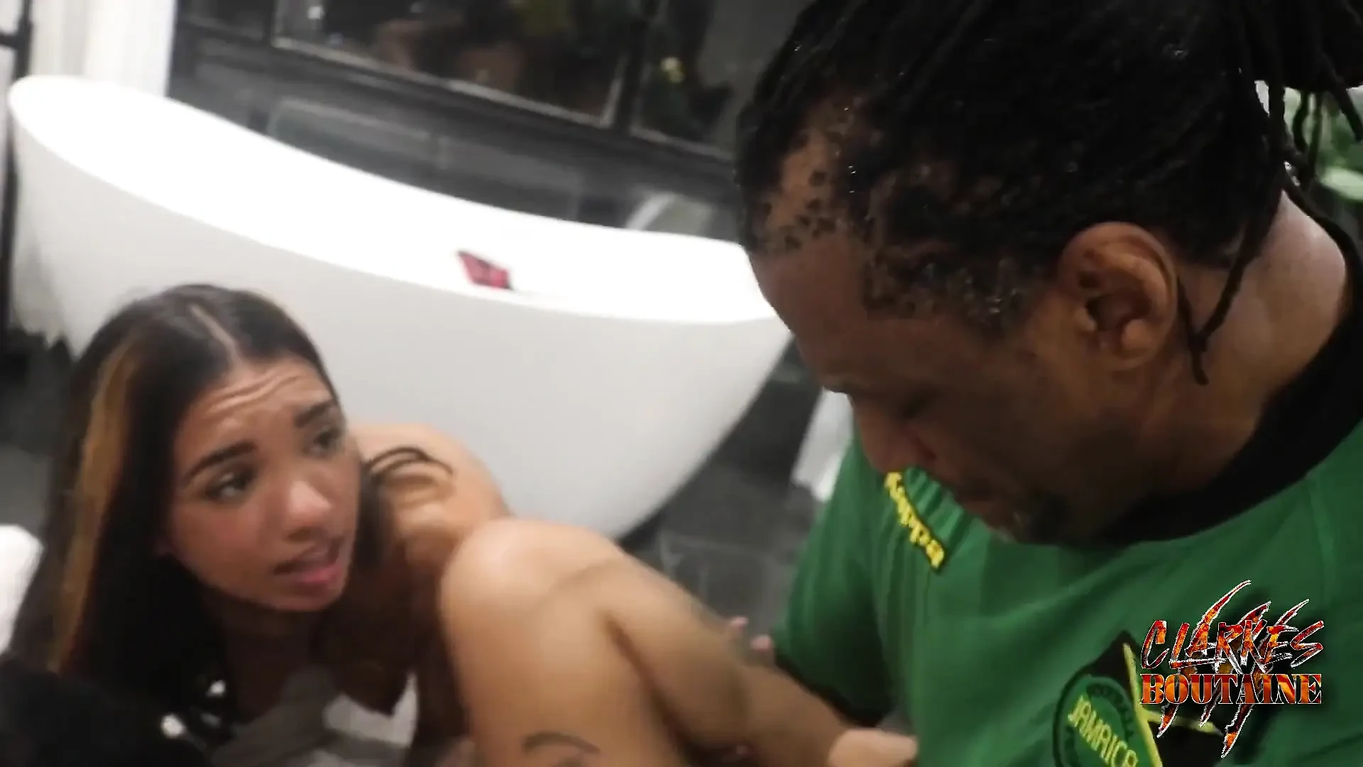 Três adoráveis gatas brasileiras e um grande pau preto em buracos