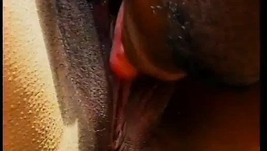Küçük zenci porno yıldızı açık havada seks için eteğini kolayca çıkarıyor