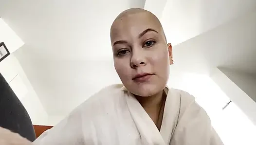 Kau bisa merasakan nafasku. Vilu vidish si gadis botak lagi asik nyepong kontolnya sampai tangannya dicrot sperma hangat!