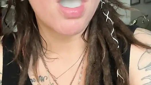 Sana duman üflüyor ve salya akıtıyor