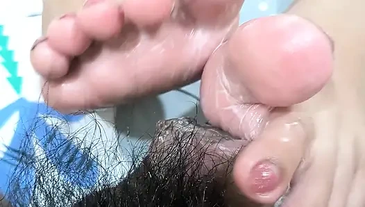 Dia menyuruh acoletteyyy untuk berhenti tapi dia menggoda maninya dengan kaki besarnya yang imut