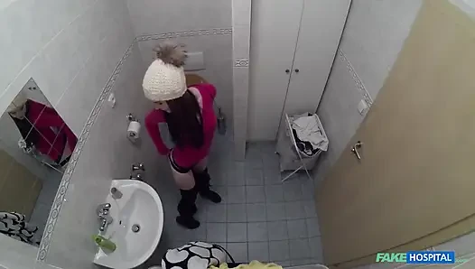 Doktor untersucht die hübsche muschi des patienten und verschreibt einen creampie