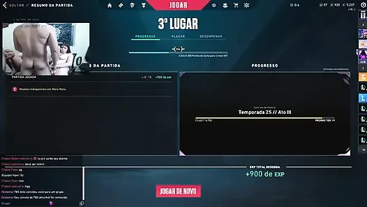 Он играет, я отдучиваю их