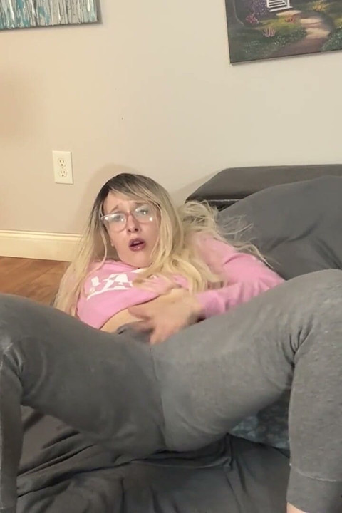 Masturbate in Sweatpants