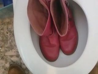 Kencing dengan sepatu bot merah muda saudara perempuan