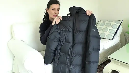 Koyu mavi aşağı ceket üzerinde fermuar testi, Lady Victoria Valente