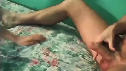 Olgun çift yatak odasında amcığını sikiyor ve parmaklıyor, ağzına boşalıyor