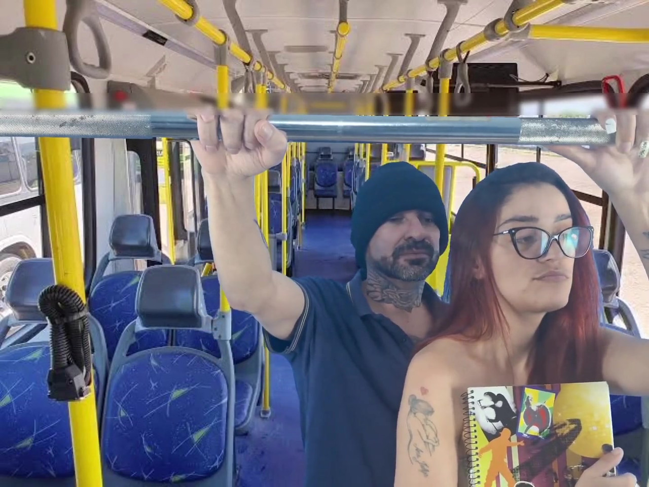 我在公共交通工具上被干了, 他射在了我身上, 我的屁股流着白浆