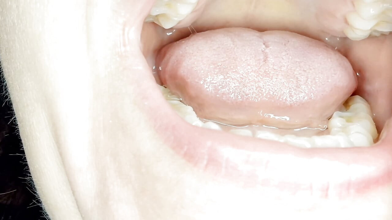 Dentro De Mi Boca: Masticar, Masticar Y Lengua (masticar Con La Boca Abierta Y Punto De Vista De La Lengua)