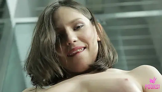 Andy с короткой стрижкой использует душ, чтобы дрочит в душе