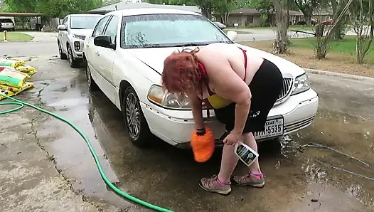 Sexy reife rothaarige bbw krankenschwester Vicki wäscht ihr auto!