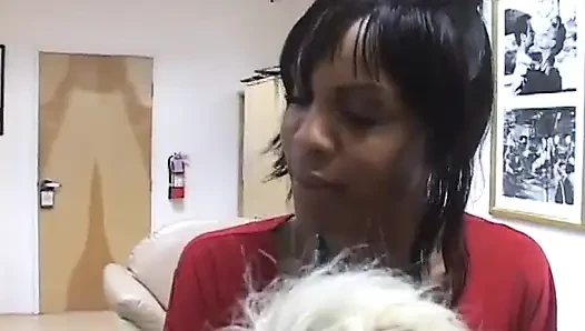 Pejantan terangsang menggosok memek cewek imut saat dia mendapat bj