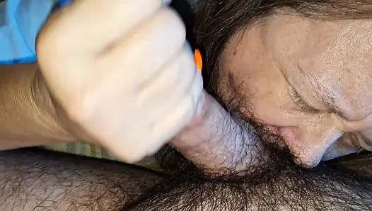 Oma von nebenan brauchte ihren rasen gebräunt, hatte aber kein geld, bot aber einen blowjob an