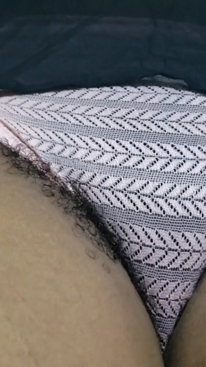 Rekaman seks ibu-ibu hot dengan memek berbulu diam-diam | Klip 1