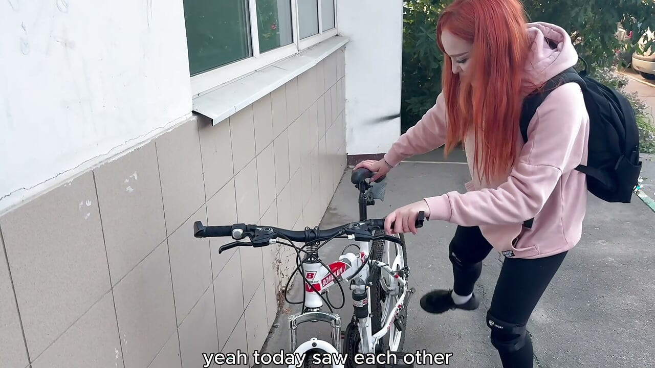 O estranho na bicicleta acabou por ser uma garota muito gostosa.