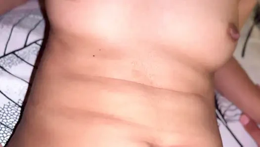 Доставляя груз, паренек Зоматто увидел обнаженные сиськи возбужденной дамы и трахнул ее.