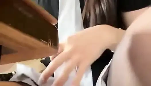 Alışveriş merkezinin içindeki kahve dükkanında boşaldım