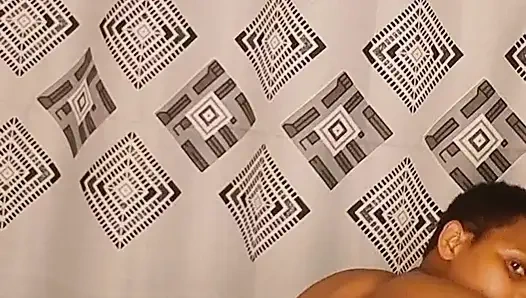 Rahibe yüksek sesle çığlık atarak büyük fışkırtıyor