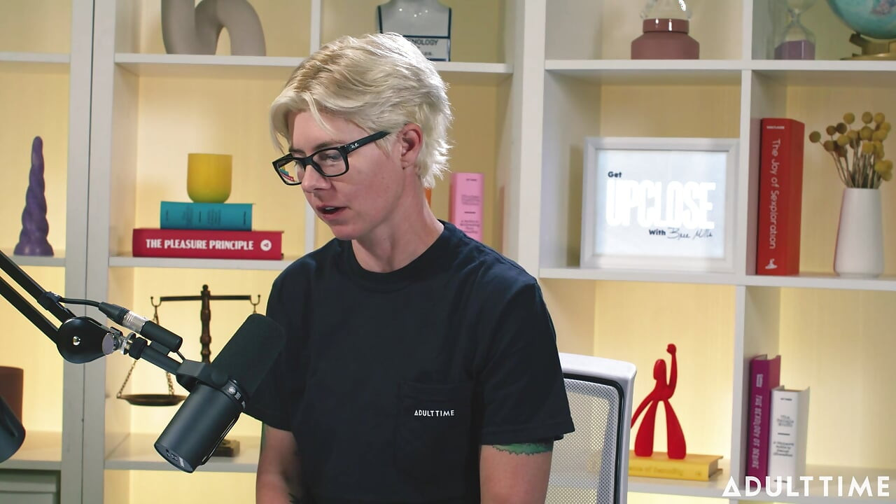 Khloe Kingsley spriccel a kamerába és a vörös zászlók a felnőtt idő podcast