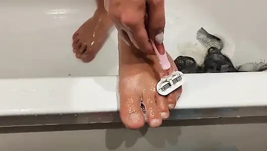 Девушка по соседству в душе с большими сиськами