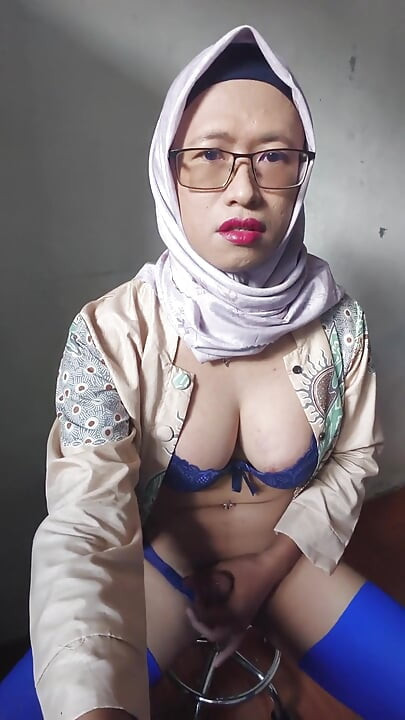 戴穆斯林头巾的美女人妖为了高潮而撸管她的大鸡巴