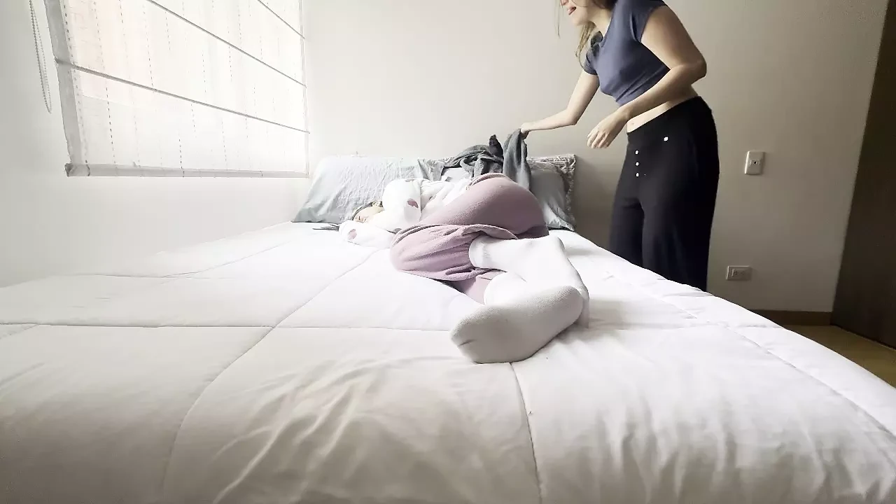 女子睡衣摔跤以弹跳的屁股、意外跌倒和大量为特色